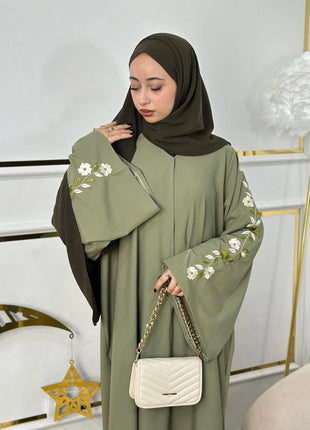 Green Long-Sleeved Loose Robe with Zipper Design and Elegant Embroidered Arabic Dress