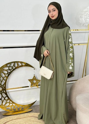Green Long-Sleeved Loose Robe with Zipper Design and Elegant Embroidered Arabic Dress
