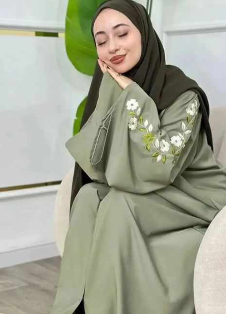 Green Long-Sleeved Loose Robe with Zipper Design and Elegant Embroidered Arabic Dress